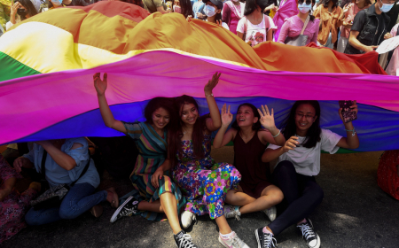 "समलैंगिक जोड़ें और LGBTQ+ कार्यकर्ता नेपाल की राजधानी में वार्षिक प्राइड परेड के दौरान रैली करते हैं"