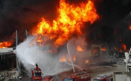 पाकिस्तान में बम विस्फोट से तीन लोगों की मौत हो गई है और सात पुलिसकर्मियों सहित कुल १६ लोग घायल हुए हैं।