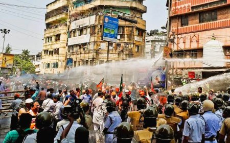 पश्चिम बंगाल : आंदोलनरत विद्यार्थ्यांवर लाठीचार्ज ,महिला डॉक्टरवरील बलात्कार आणि हत्येचे प्रकरण