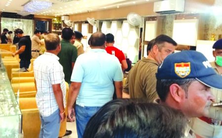 दिनदहाड़े करोड़ों की डकैती, नकाबपोश बदमाशों ने ज्वेलर्स शोरूम में मचाया आतंक