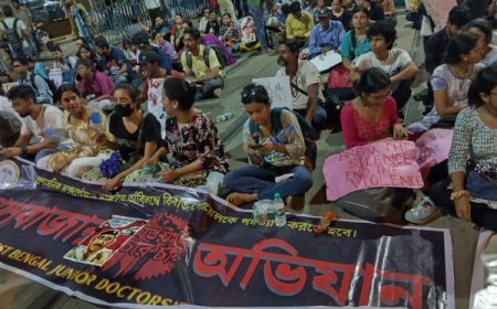 Junior Doctors Stand Firm Against Stubborn Police, Protest All Night Near Lal Bazaar