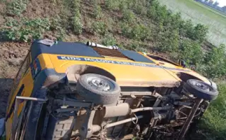 In Bihar, 16 children were injured in a collision between a school van and a truck, with two of the children in serious condition