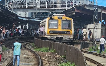 ओव्हरहेड वायर तुटल्याने मुंबई लोकल ठप्प, प्रवाशांचे हाल