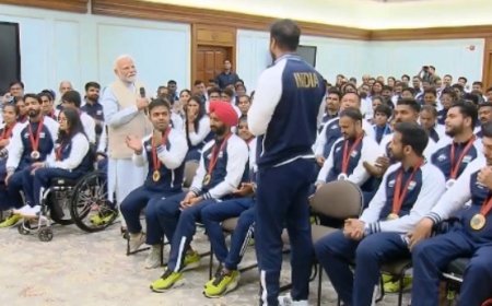 વડાપ્રધાનમોદી, પેરિસમાં 29 મેડલ જીતનારા પેરા-એથ્લેટ્સને મળ્યા
