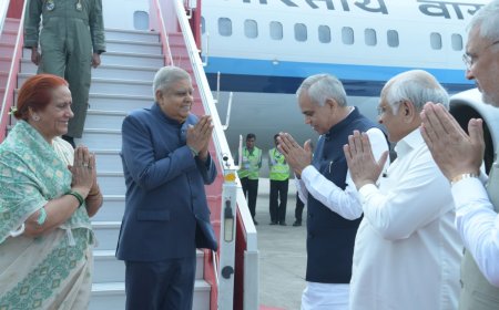ભારતના ઉપરાષ્ટ્રપતિ જગદીપ ધનખડનું, અમદાવાદ એરપોર્ટ ખાતે ઉષ્માસભર સ્વાગત કરતા રાજ્યપાલ અને મુખ્યમંત્રી