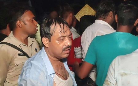 बाढ़ के हालात का जायजा स्पीड बोट से ले रहे थे सांसद-विधायक-डीएम, पलट गई नाव