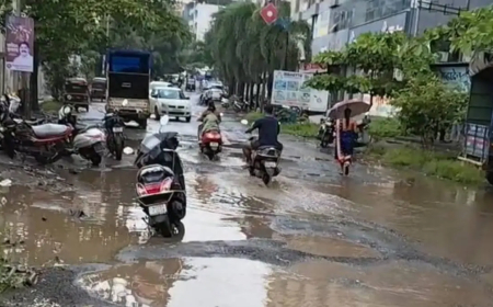 कल्याण: चिंचपाडा येथील ६० फुटी रस्त्याची दुर्दशा; खड्ड्यांमुळे विद्यार्थ्यांचे हाल