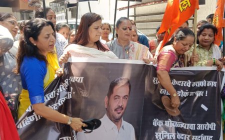 शिवसेना महिला आघाडीचे सुनील केदार यांना जोडे मारो आंदोलन