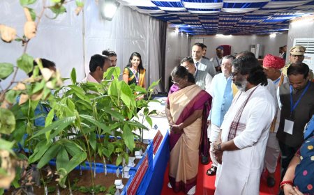 राष्ट्रपति मुर्मू ने शताब्दी समारोह में स्टॉलों का लिया जायजा