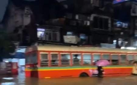 Heavy Rainfall Causes Severe Waterlogging on SV Road in Andheri, Disrupting Commuters