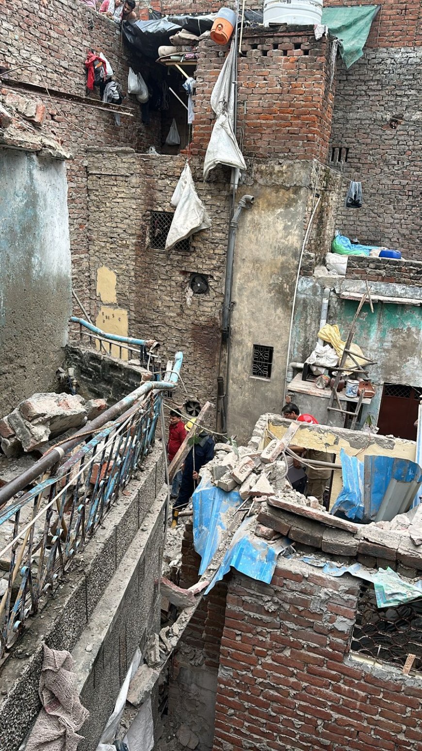 दिल्ली के बापा नगर में तीन मंजिला मकान का आधा हिस्सा गिरा, 12 घायल