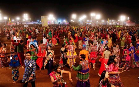 રાજકોટમાં કેન્સર વોરિયર્સ, નવરાત્રિ ઉત્સવ 2024માં 3000 કેન્સર વોરિયર્સ ગરબે ઘૂમ્યા- સૌથી કઠોર ધર્મ એ માનવ સેવા અને તેની સારવારનો છે: મોરારી બાપુ