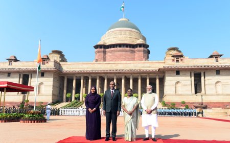Maldives President Mohammad Muizzu Pays Tribute at Rajghat During First Bilateral Visit to India