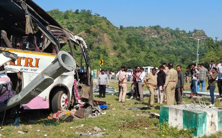 અંબાજી - દાંતા વચ્ચે ત્રીશુલિયા ઘાટા માં લક્ઝરી બસ પલ્ટી,3 મોત 52 ઘાયલ.મુસાફરો કઠલાલ ના હતા