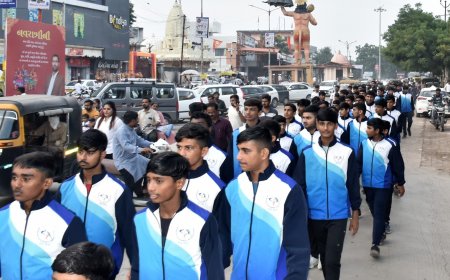 અમરેલી નગરના મુખ્ય માર્ગો પર પદ યાત્રા - લીલી ઝંડી આપી પ્રસ્થાન કરાવતા જિલ્લા કલેક્ટર