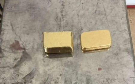 मुंबई एयरपोर्ट पर 2.427 किलोग्राम सोना और 42 लाख का इलेक्ट्रॉनिक सामान जब्त