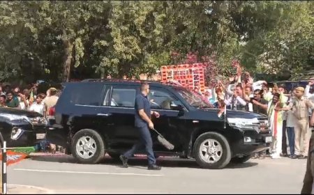 प्रधानमंत्री नरेन्द्र मोदी पहुंचे वाराणसी, सीएम योगी ने बाबतपुर एयरपोर्ट पर की अगवानी