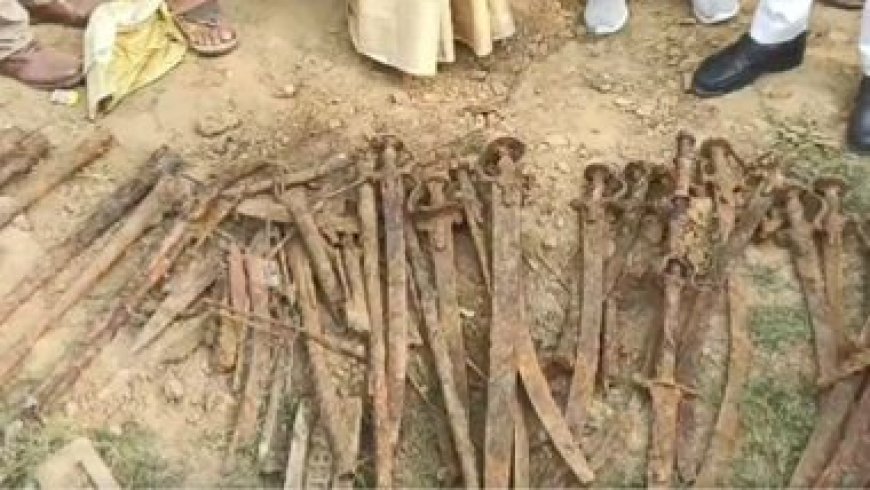 शाहजहांपुर: खेत की खुदाई में खोला गया युद्ध का राज, मिले तलवारें और बंदूकें