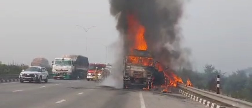 ईस्टर्न पेरिफेरल पर खाद्य सामग्री से भरे ट्रक में लगी आग