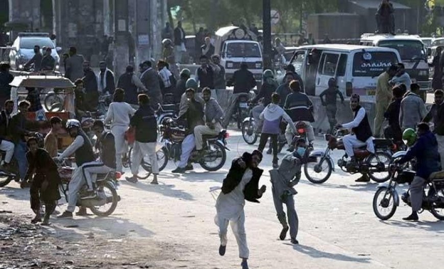इमरान खान के समर्थक इस्लामाबाद में दाखिल, रास्ते में टकराव, चार रेंजर्स की मौत, डी-चौक सेना के हवाले, गोली मारने का आदेश