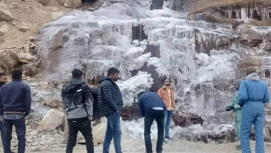 हिमाचल प्रदेश में माइनस 10 डिग्री पहुंचा पारा, जम गईं झीलें व झरने