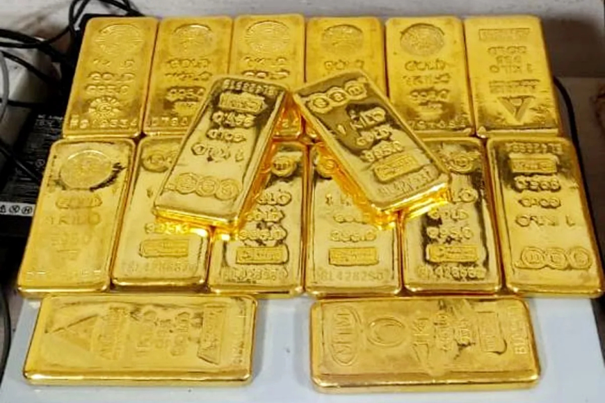 मुंबई एयरपोर्ट पर सोने की तस्करी का रैकेट का भंडाफोड़; दो भाई और कस्टम्स अधिकारी गिरफ्तार