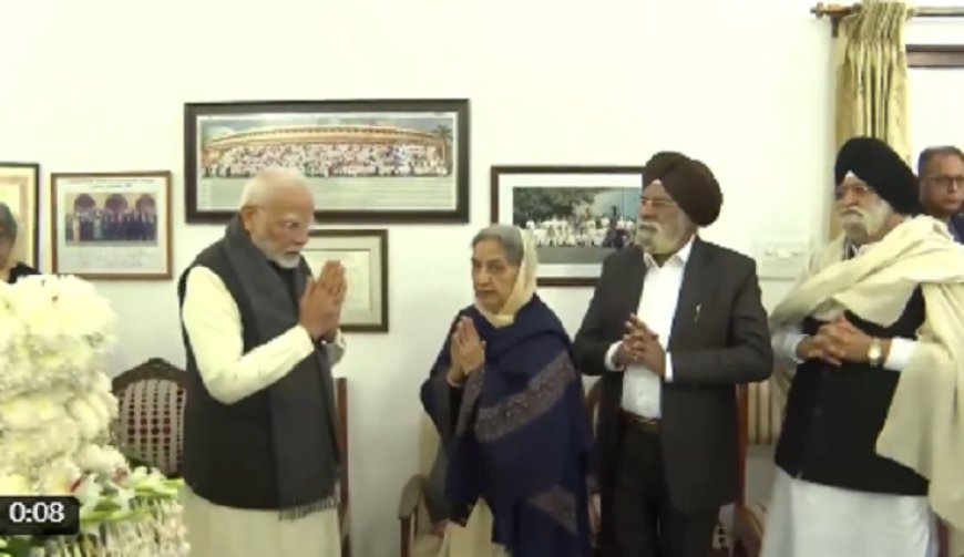 प्रधानमंत्री मोदी पहुंचे तीन मोतीलाल नेहरू मार्ग, मनमोहन सिंह को दी श्रद्धांजलि