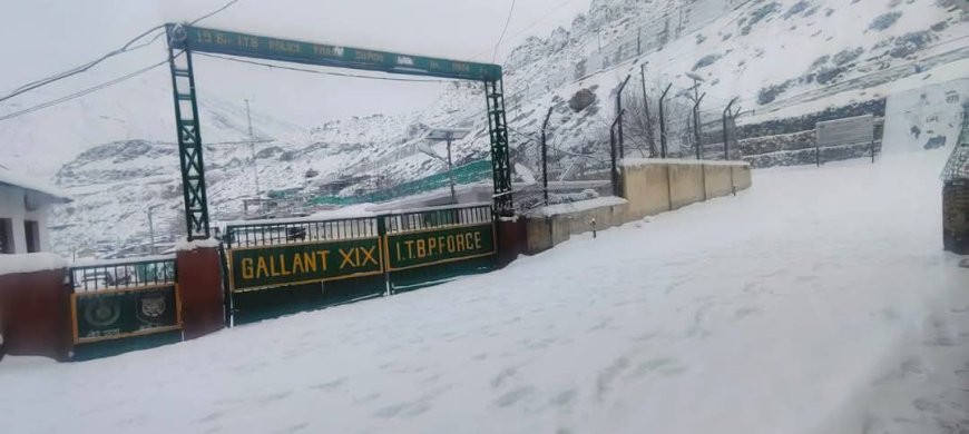हिमाचल प्रदेश में बर्फबारी और बारिश से जनजीवन प्रभावित