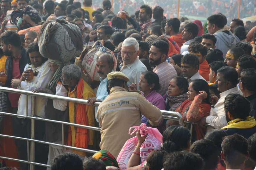 महाकुंभ: काशी में श्रद्धालुओं की भारी भीड़,गंगा आरती आम लोगों के लिए 05 फरवरी तक बंद —गलियां भी भीड़ से ठसाठस,शहर की सीमा से पैदल ही आ रहे श्रद्धालु