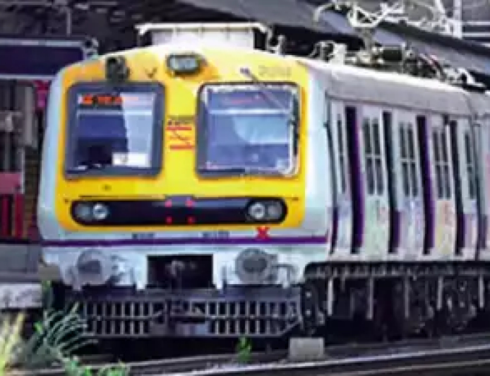 मुंबई लोकल में दिव्यांग कोच का दुरुपयोग जारी, पुलिस पर नियमों की अनदेखी का आरोप