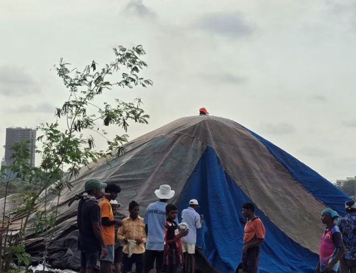 पावसाळ्याच्या तोंडावर मीठ उत्पादकांची आवरा-आवर; अवकाळी पावसामुळे मोठे नुकसान