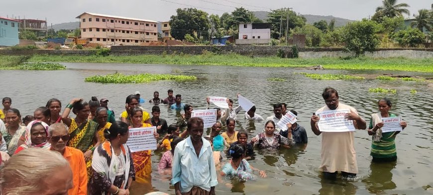 बुनियादी सुविधाओं से वंचित मलवाड़ी के आदिवासियों का नदी में विरोध प्रदर्शन; अधिकारियों ने 48 घंटे में कार्रवाई का दिया आश्वासन