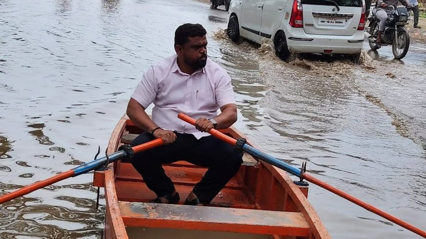 मनजरी में नाव चलाकर प्रदर्शन, पुणे में भारी बारिश के बाद जलजमाव से हाहाकार