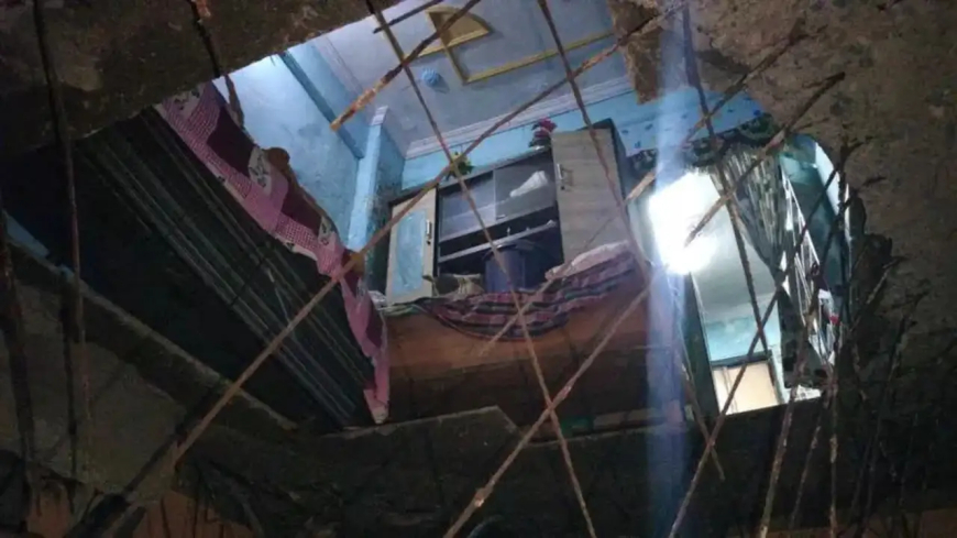 नालासोपाऱ्यात धोकादायक इमारतीचा स्लॅब कोसळला; दोन जणांची सुखरूप सुटका, नागरिकांत संताप