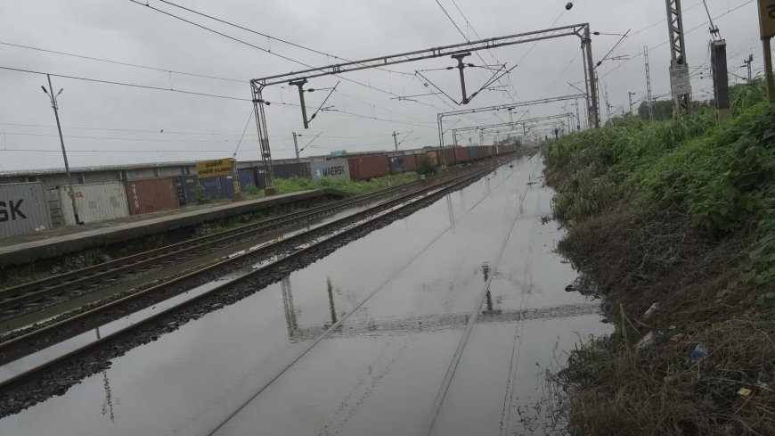 Mumbai Local Train Services Hit by Waterlogging; Vadala Road-CSMT Route Temporarily Suspended, Now Restored