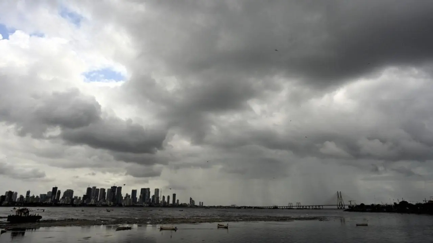 Dark Clouds Blanket Mumbai: IMD Forecasts Heavy Rainfall Across City and Suburbs