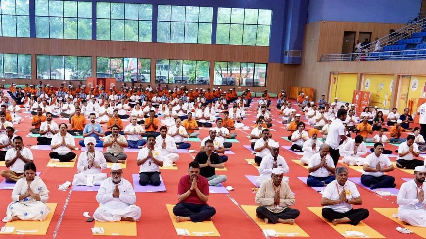 CM Devendra Fadnavis Joins 'Warkari BhaktiYog' Program on International Yoga Day in Pune