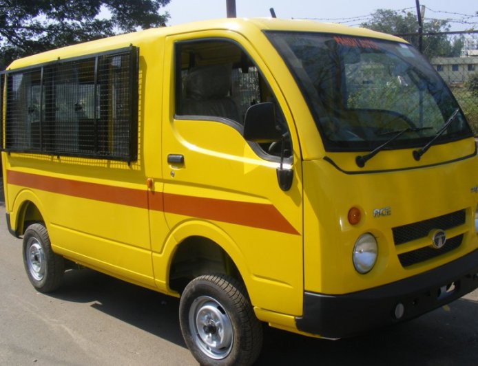 महाराष्ट्रातील ६०,००० बेकायदेशीर शालेय व्हॅन : आपल्या मुलांचा जीव धोक्यात?