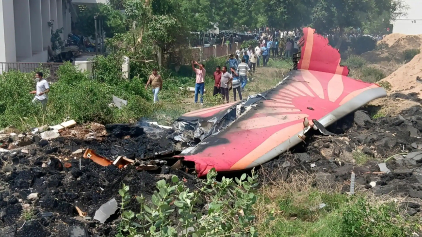 एयर इंडिया विमान हादसे में मारे गए यात्रियों के परिजन बोले – "कानूनी फॉर्म न भरने पर मुआवज़ा नहीं मिलेगा" की धमकी दे रही एयरलाइन