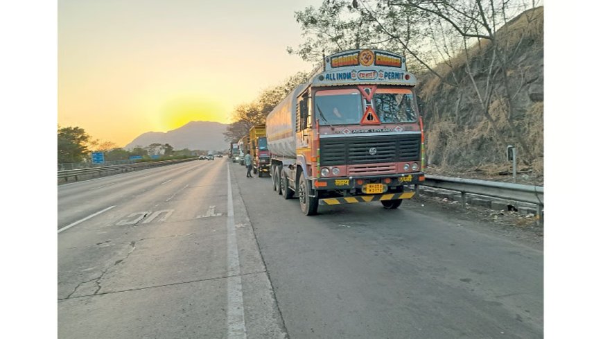 वसई : ट्रक टर्मिनलचा अभाव, महामार्गावर अवजड वाहने उभी राहिल्याने वाहतूक विस्कळीत