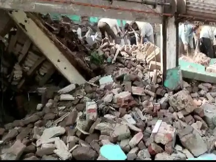 मुंबई : भायखला में MHADA की जर्जर इमारत गिरी, कोई हताहत नहीं