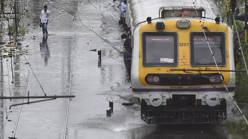 मुंबई में मूसलाधार बारिश: रेड अलर्ट जारी, लोकल ट्रेन सेवाएं प्रभावित, वेस्टर्न एक्सप्रेस हाईवे पर भारी जाम