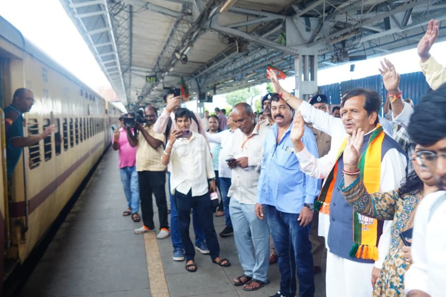 CSMT से ‘नमो एक्सप्रेस’ रवाना: “गणपति बप्पा मोरया” के जयघोष के बीच हज़ारों भक्त कोकण रवाना