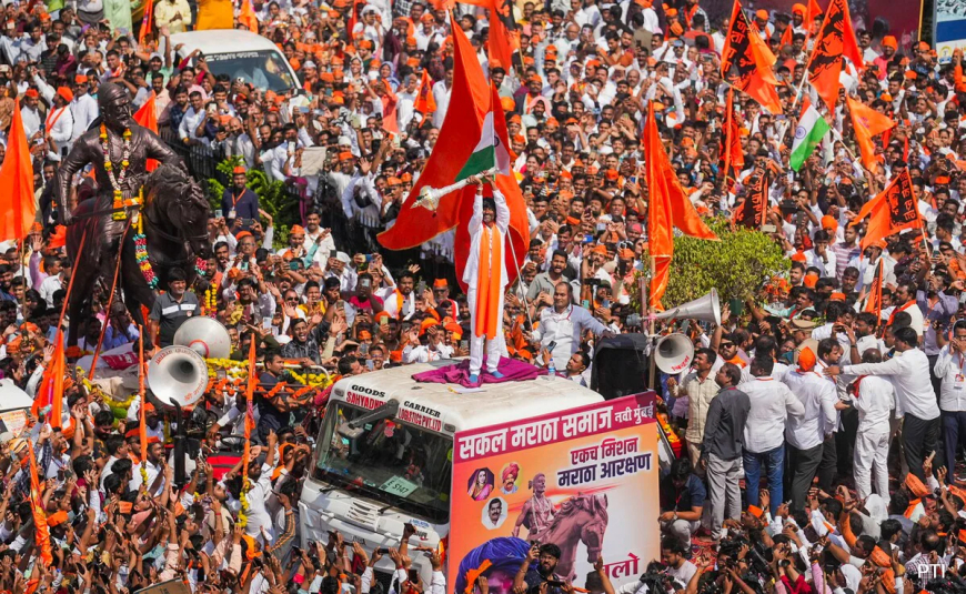 मुंबई: मराठा आरक्षण आंदोलन के समापन के बाद बीएमसी ने आज़ाद मैदान और आस-पास के इलाकों में रातभर चलाया सफाई अभियान