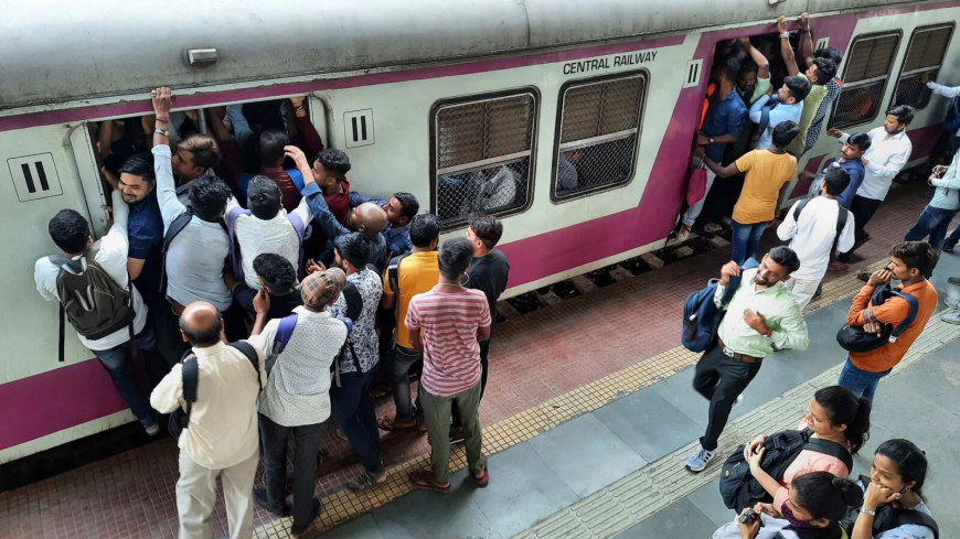 Mumbai Local Horror: Stone Pelting on Ladies Coach Injures Two Women near Sewri and Reay Road